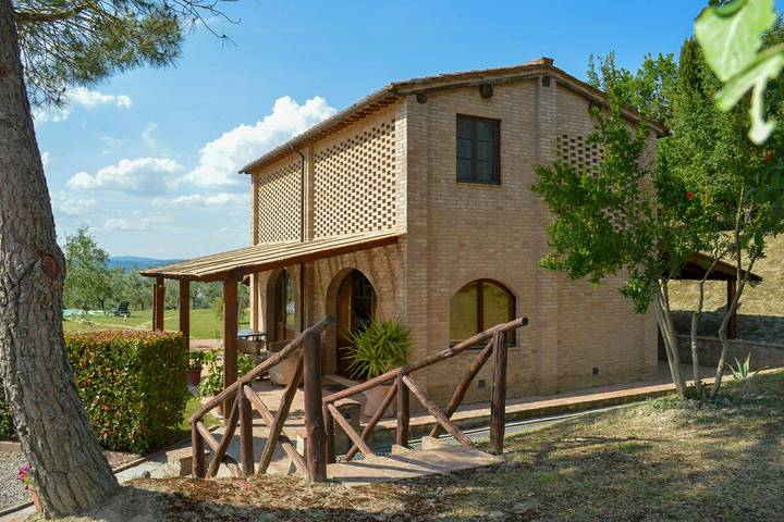 Casa vacanza per 4 persone, con terrazza e giardino, adatto a famiglie con bambini a Asciano