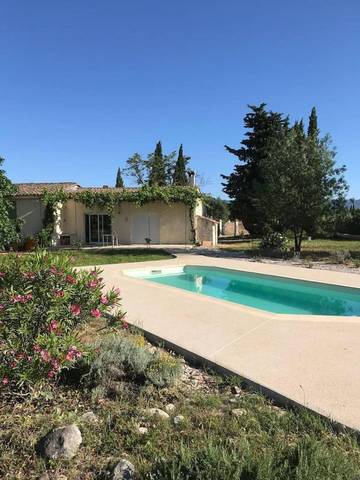 Gîte pour 12 personnes, avec piscine ainsi que vue et jardin à Ceyras
