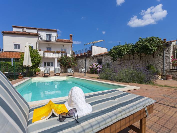 Ferienhaus für 10 Personen, mit Garten und Pool, kinderfreundlich in Marčana