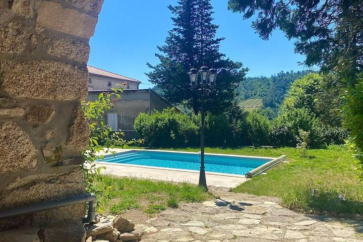 Location de vacances pour 7 personnes, avec vue ainsi que jardin et piscine à Joannas - 4