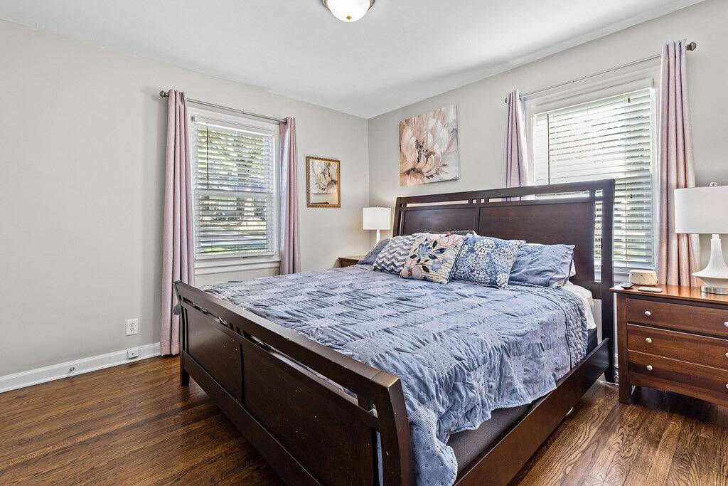 Jefferson Cottage - Large Home + Walkable to Waldo! in Kansas City, Missouri