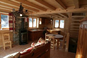 Chalet pour 5 personnes, avec piscine ainsi que terrasse et jardin en Savoie