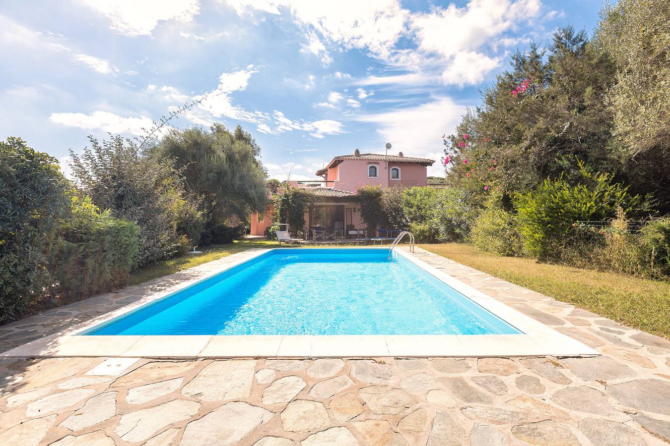 Casa de vacaciones 'Rosa' con piscina privada, Wi-Fi y aire acondicionado in Stagno di Casaraccio, Punta De Su Turrione