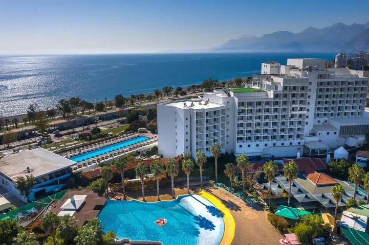 Hotel para 3 personas, con jacuzzi y sauna además de jardín y piscina - 1