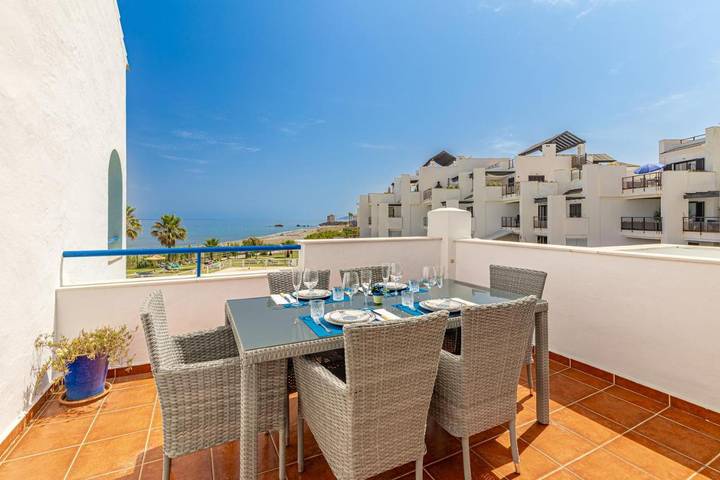 Apartamento para 5 personas, con piscina además de vistas y jardín en Casares Costa