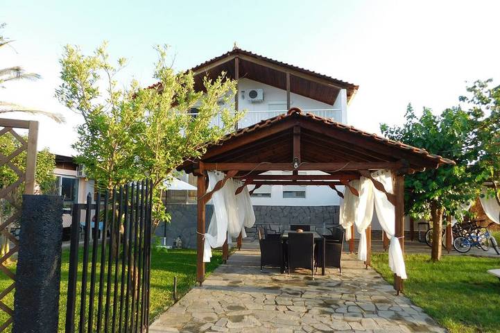 Vacation rental for 10 people, with yard in Halkidiki