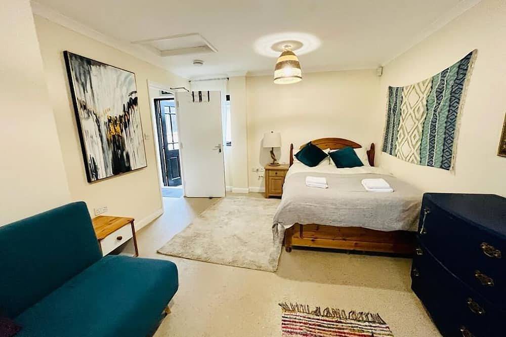 Vintage style Lodge In Windsor! Sleeps 15! Hot Tub! in Berkshire