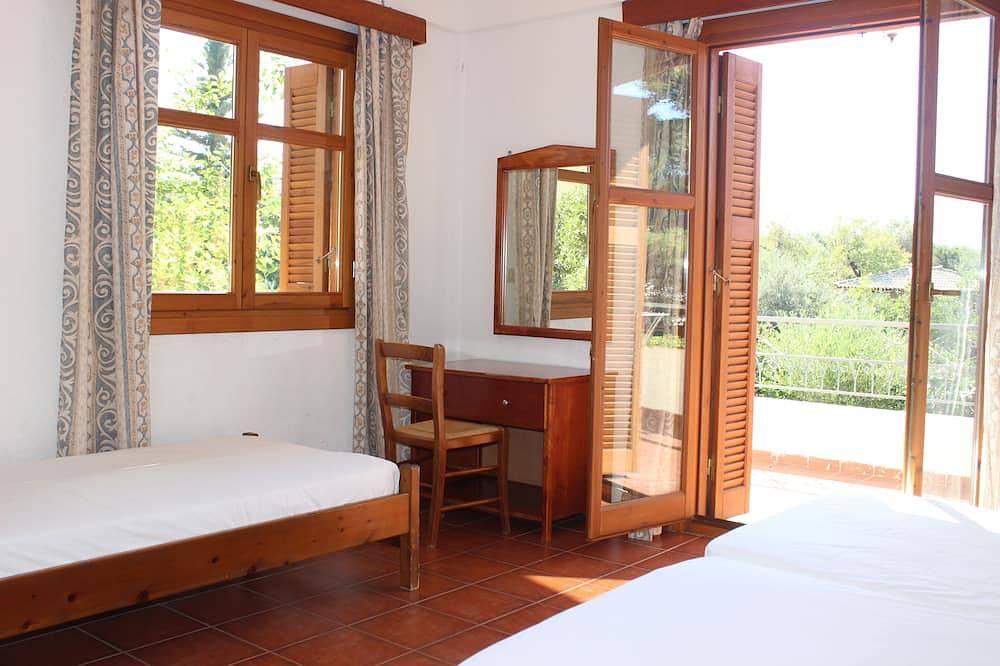 Minas Villa, 5 ensuite bedrooms, 1min walk from Stoupa beach,  renovated 2020 in Stoupa, Mani Peninsula