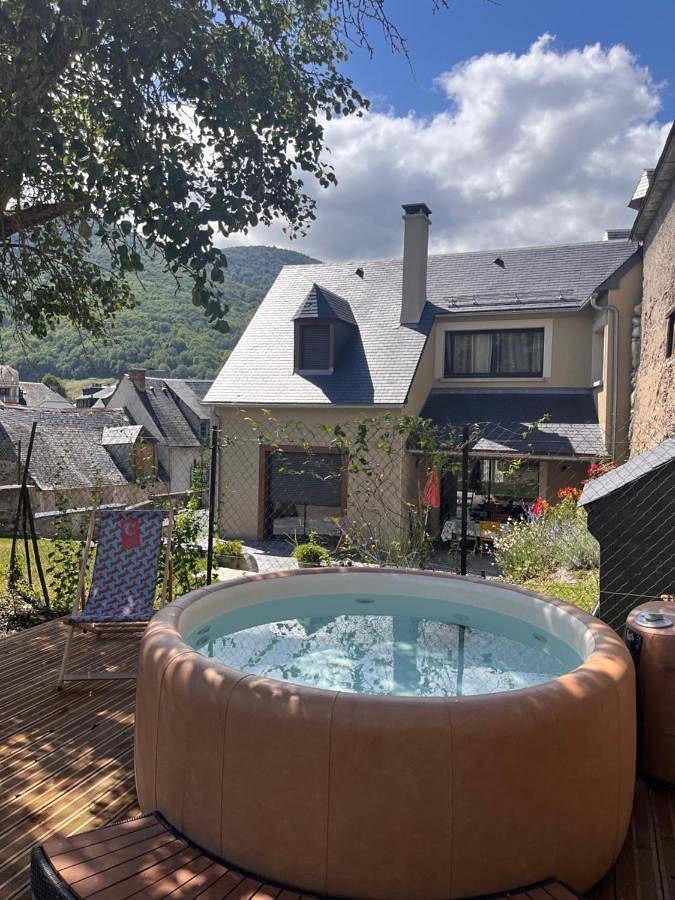 Gîte pour 8 personnes, avec Jacuzzi et Terrasse ainsi que Jardin et Vue à Arreau - 2