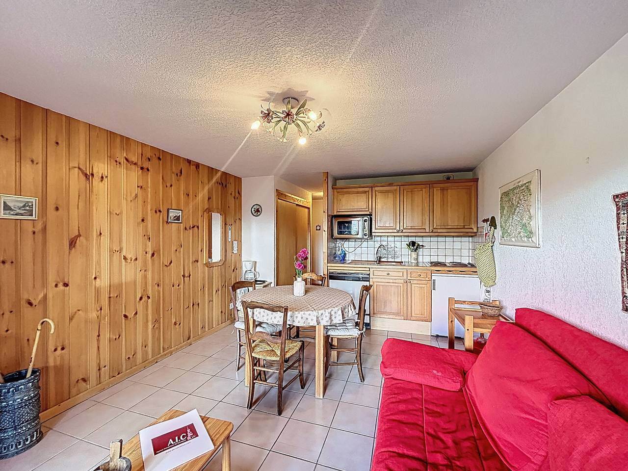 Entire apartment, Apartment near village, ski bus access, Mont Blanc view in Combloux, Pays du Mont-Blanc
