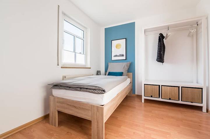 Entire apartment, Vacation apartment in Dresden-Cotta, with a carport, kitchen, Wi-Fi, and good S-Bahn access in Briesnitz, Dresden