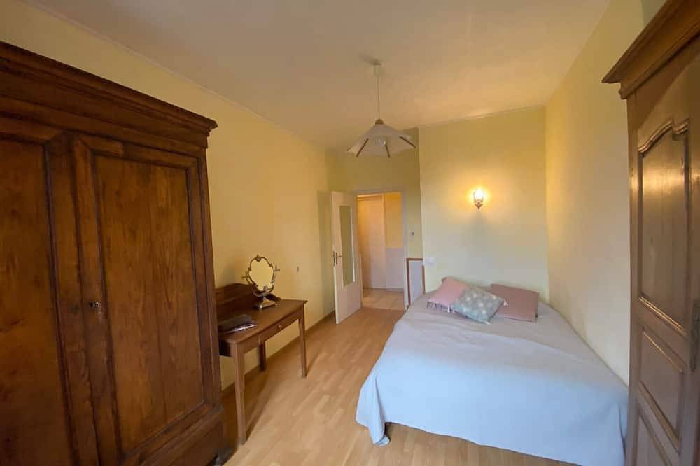 Appartement entier, Location vacances dans ferme authentique auvergnate, Cantal, La Maison de Marie in Junhac, Région d'Aurillac