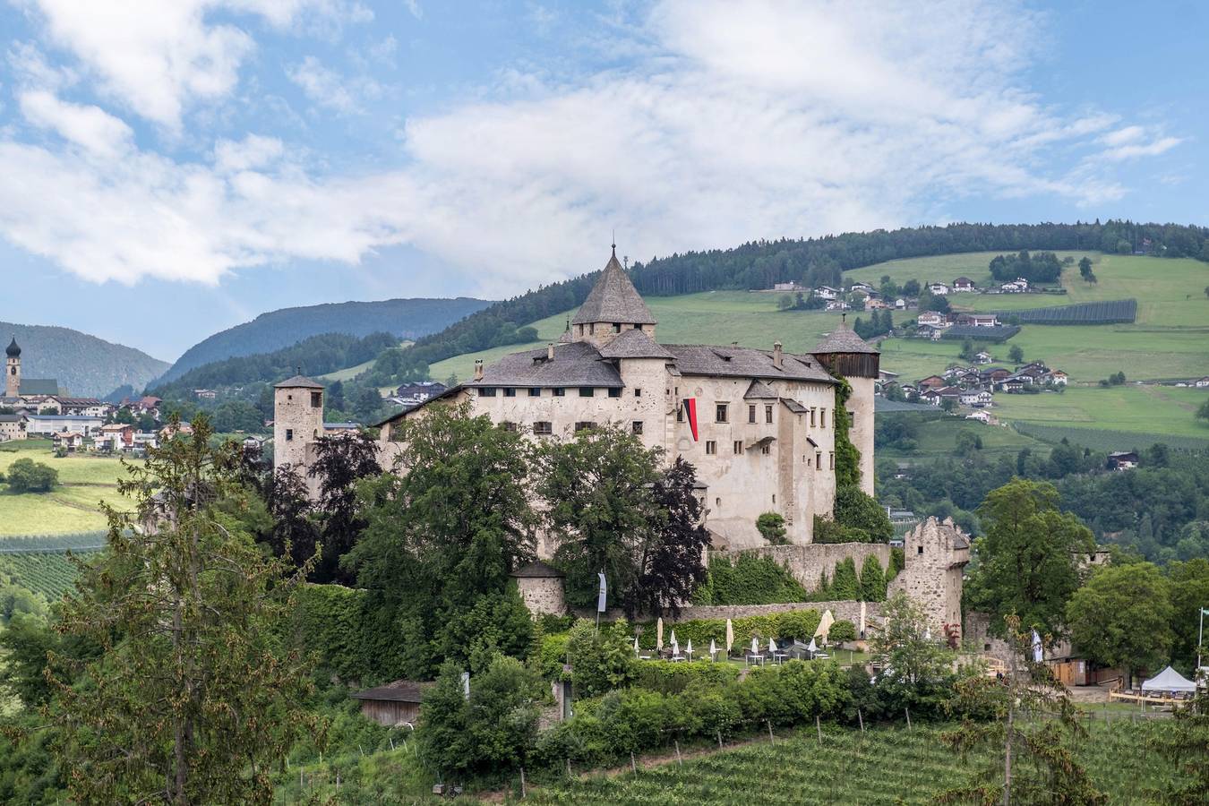 Entire apartment, Apartment "Schlosshof Schneewittchen" with Mountain View, Balconies & Wi-Fi in Prösels, Völs am Schlern