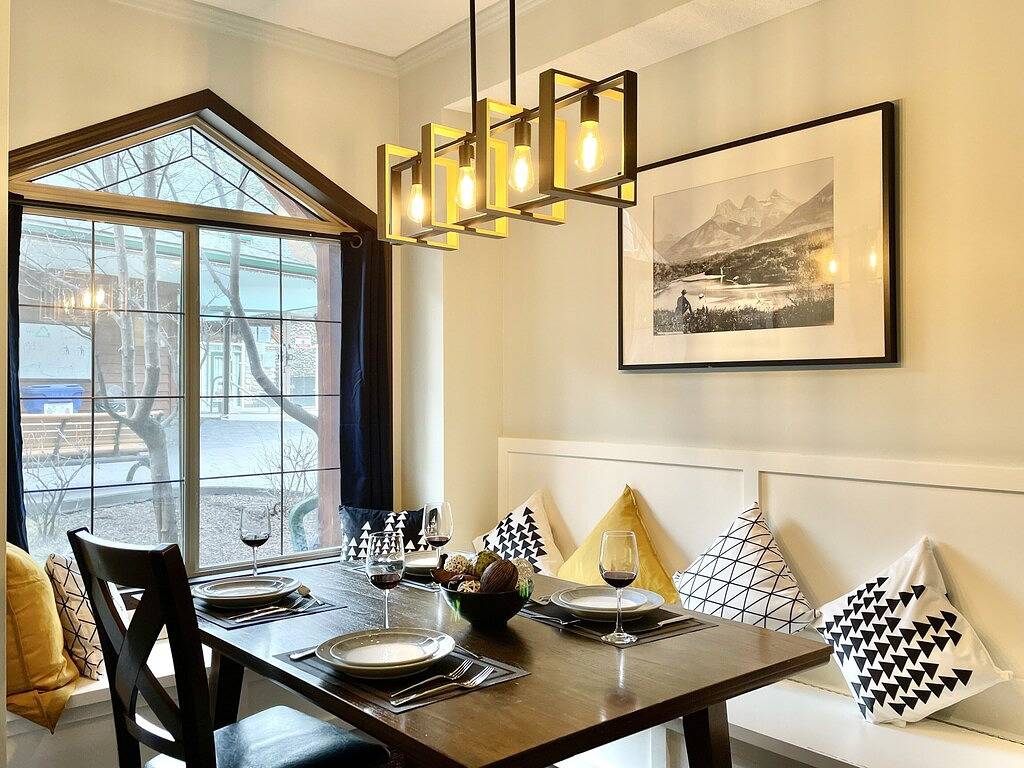 Luxuriöses 2-stöckiges Chalet, 2 Schlafzimmer, 2 Bäder, beheiztem Außenpool / Whirlpool in Canmore, Banff-Nationalpark