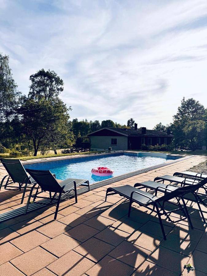 Ferienhaus für 8 Personen, mit Balkon und Terrasse sowie Garten und Pool in Södertälje