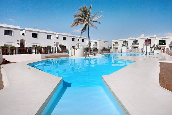 Entire apartment, Vacation 'Dunes Resort To Relax' with Shared Pool, Pool View and Terrace in Corralejo, La Oliva