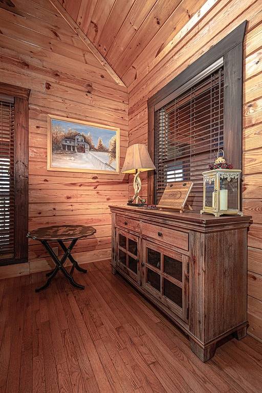 Bear Haven verfügt über eine enorme 4-Zimmer-Hütte in der Nähe von jeder Attraktion! in Pigeon Forge, Sevier County