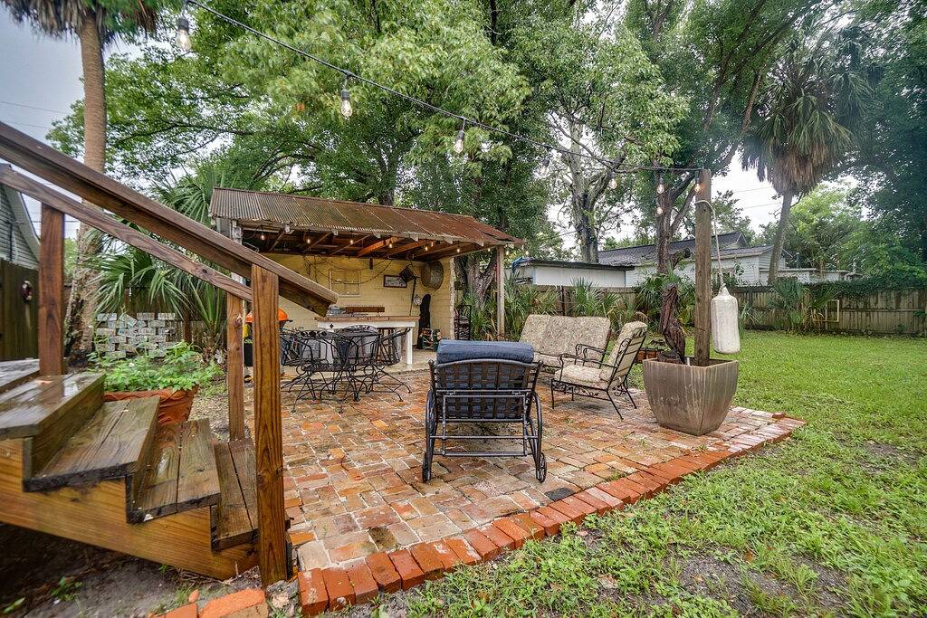 Cottage just blocks from Bay, boat ramps and downtown. Pet friendly fenced yard\n in Port St. Joe, Emerald Coast