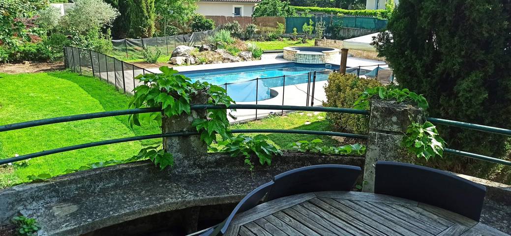Gîte pour 15 personnes, avec piscine ainsi que terrasse et jardin, animaux acceptés à Génissieux