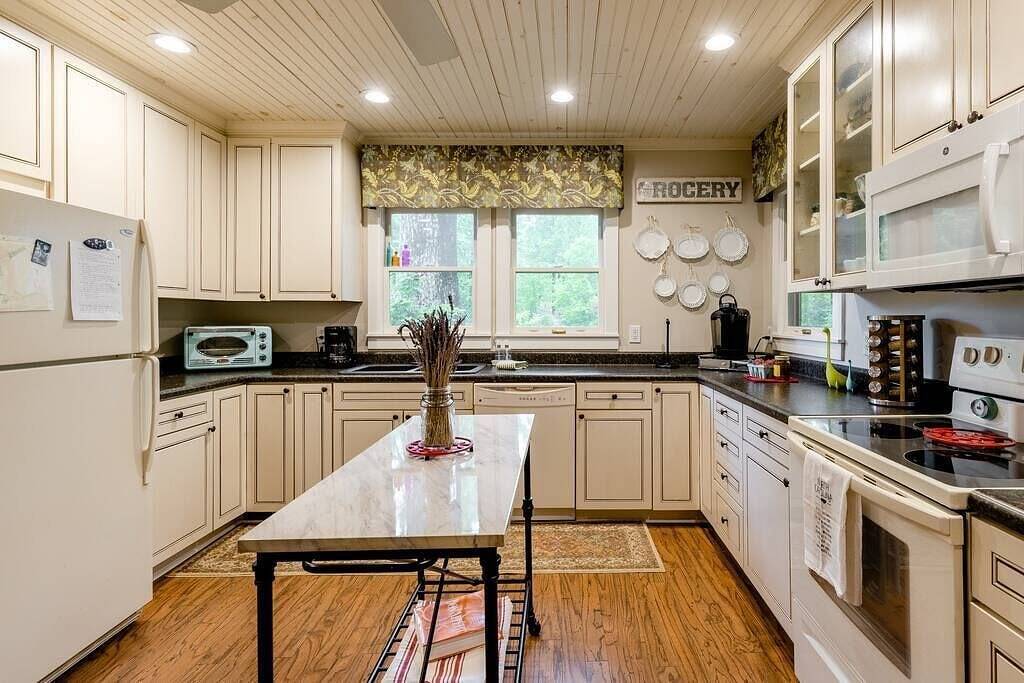 Genießen Sie die Gelassenheit in Saluda! Ein 110 Jahre altes Bauernhaus auf 2 Hektar schönen Gärten in Saluda, Polk County NC