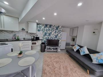 Holiday Letting for 5 People in Huddersfield, West Yorkshire, Photo 1