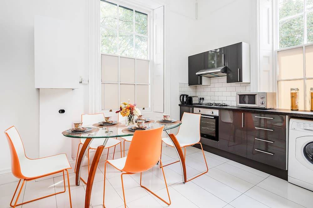 Entire apartment, Large & Spacious with High Ceiling within a Mansion House in Tower Hamlets, London