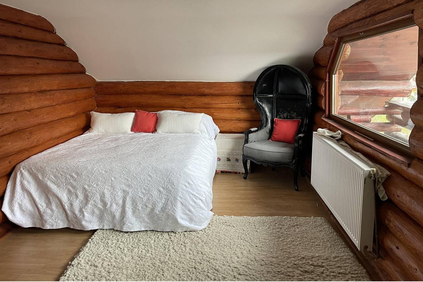 3 Bed Chalet Sleeps 8 -Fireplace & Enclosed Garden in Karpaten