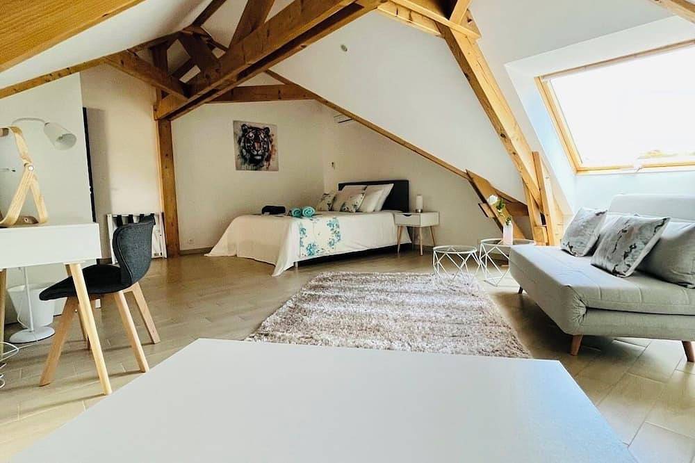 Villaveyron, gîte de luxe 5*, piscine chauffée, Spa, baby-foot, ping-pong… in Roussennac, Aveyron