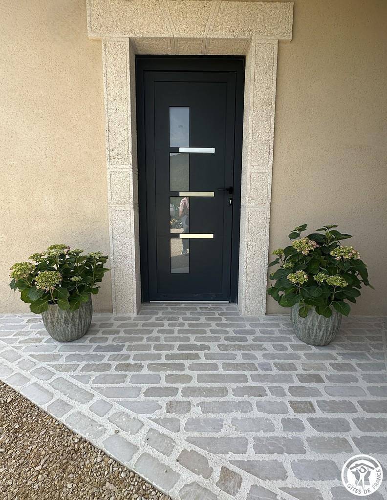 Acogedora casa rural con aparcamiento, piscina, jardín y WiFi in Izenave, Nantua