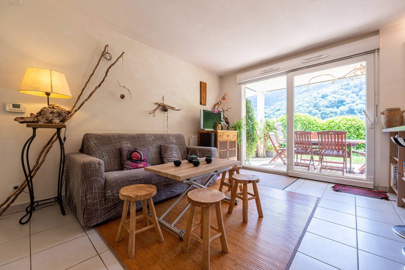 Apartamento entero, Apartamento vacacional "T3 Au Vert À 5 Min D'Annecy Centre" con terraza privada, jardín y Wi-Fi in Seynod, Annecy (commune)