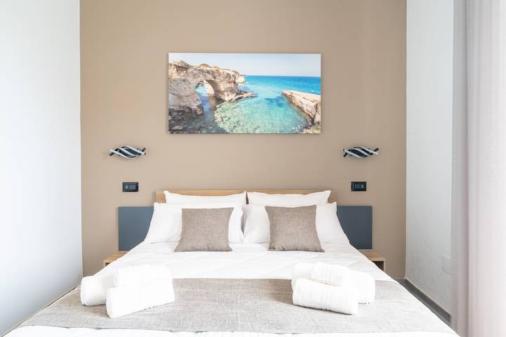 'Piazza Pertini - Room Ambra' with Balcony, Wi-Fi and Air Conditioning in Melendugno, Lecce Province