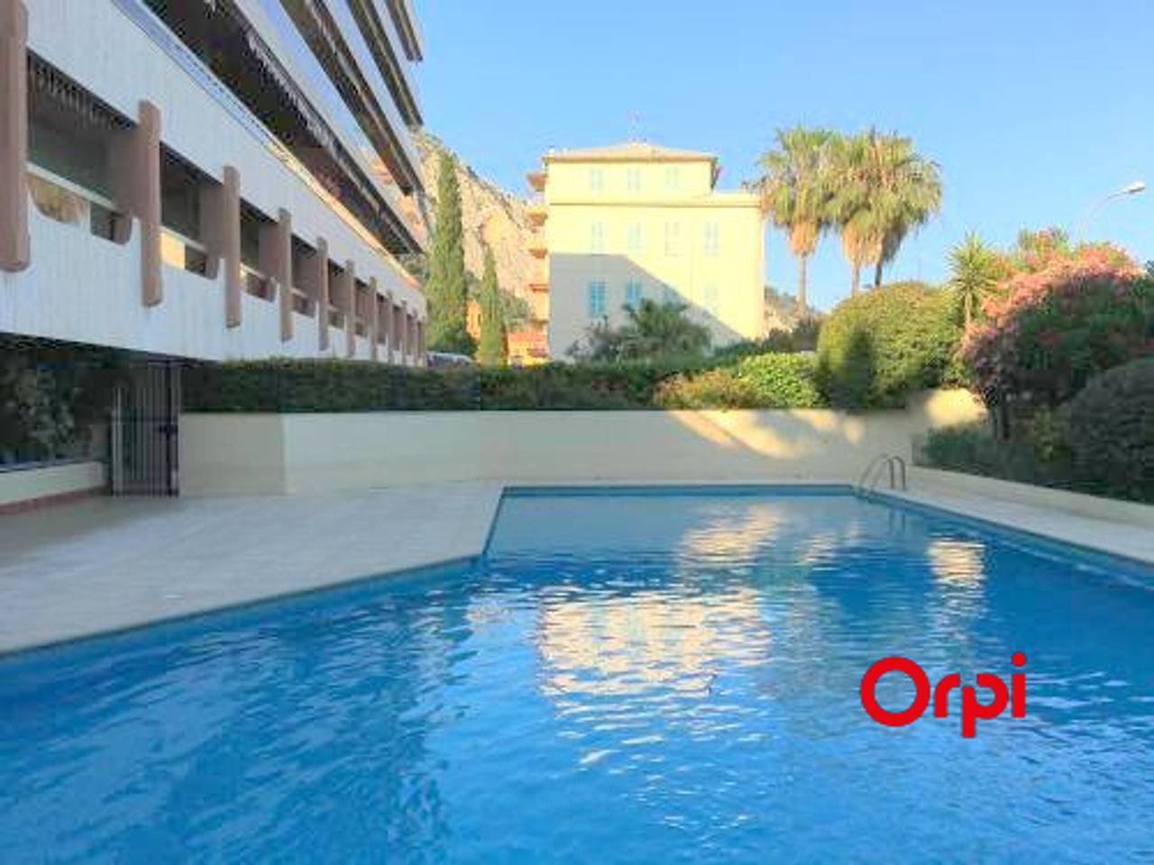 Studio entier, Studio spacieux, climatisé avec vue mer, piscine, Wifi et parking privé à Menton in Menton, Région de Nice