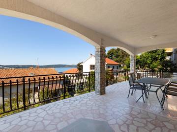 Ferienwohnung für 4 Personen, mit Terrasse und Garten in Trogir