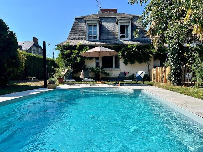 Location de vacances pour 6 personnes, avec vue ainsi que piscine et jardin à Ordizan