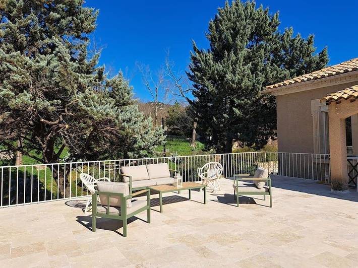 Location de vacances pour 6 personnes, avec Balcon et Terrasse ainsi que Jardin et Vue à Vailhauquès