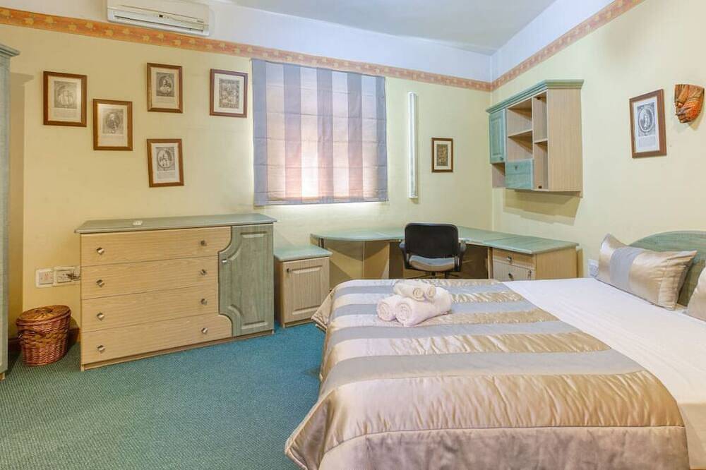 Stunning 4Br Villa with Private pool & parking in Attard, Malta Island