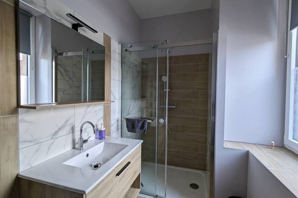 Apartamento entero, Air-conditioned and renovated one-bedroom apartment in the center of Soultz. Immediate access to the Alsace Wine Route 🍇. Between Colmar and Mulhouse. Fiber optic Wi-Fi, modern comforts for 1-3 people. The perfect base for exploring all of Alsace! in Soultz-Haut-Rhin, Parque natural regional de los Ballons des Vosges