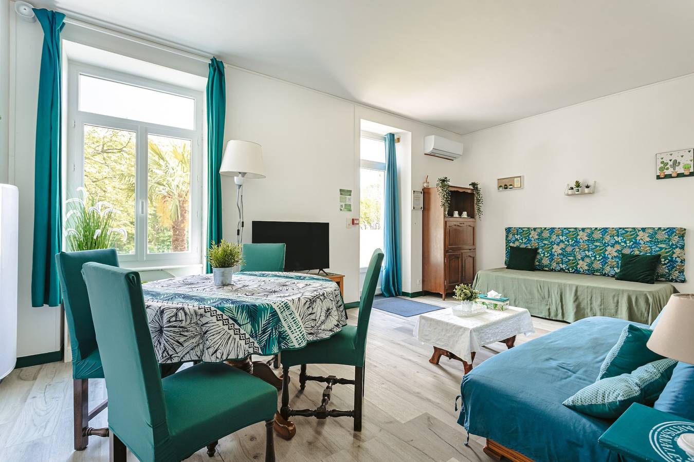 Maison de Vacances 'Des Tropiques' avec Terrasse Privée, Wi-Fi et Climatisation in Genouillé, Région de Rochefort