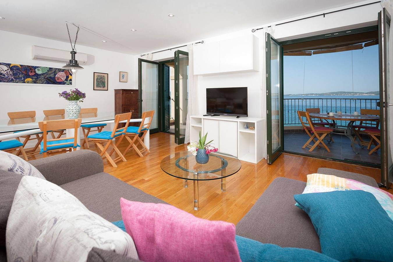 Ganze Ferienwohnung, Große Ferienwohnung mit Balkon und fantastischem Meerblick, direkt am Strand in Bibinje, Zadar