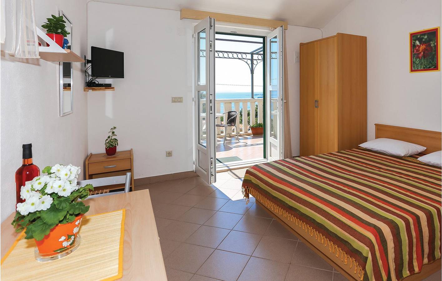 Geheel vakantieappartement, Gezellig appartement met terras, wifi en parkeerplaats, 1,5 km van het strand in Omiš (Dalmatia), Omiš-Riviera