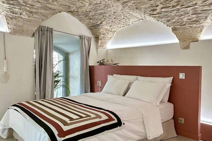 Location de vacances pour 2 personnes, avec jardin et terrasse dans Arenes De Nimes