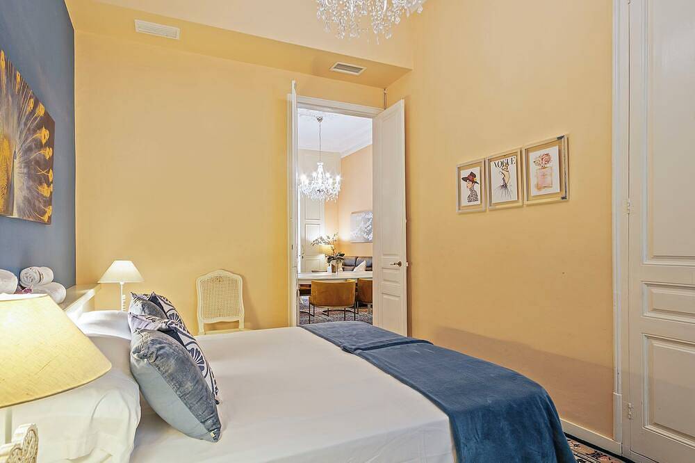 Villa with private garden and pool,big terrace-solarium,pergola in Barcelona Zentrum, Barcelona
