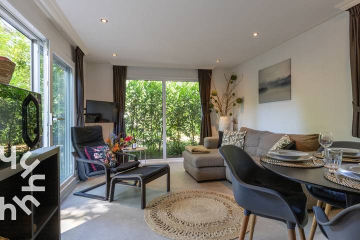 Wooded 4-person chalet with hot tub and sauna in large private garden in Diever in Nationalpark Dwingelderveld