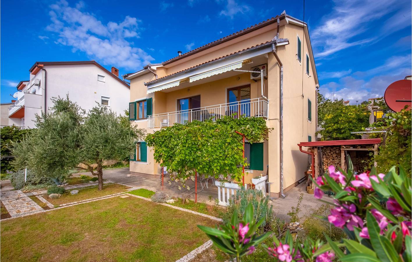 Ganze Ferienwohnung, Apartment am Meer mit Terrasse, Parkplatz und WLAN – 400 m vom Strand entfernt in Novi Vinodolski, Primorje-Gorski Kotar