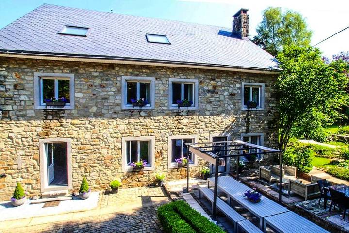 Location de vacances pour 18 personnes, avec sauna ainsi que vue et jardin dans Arimont