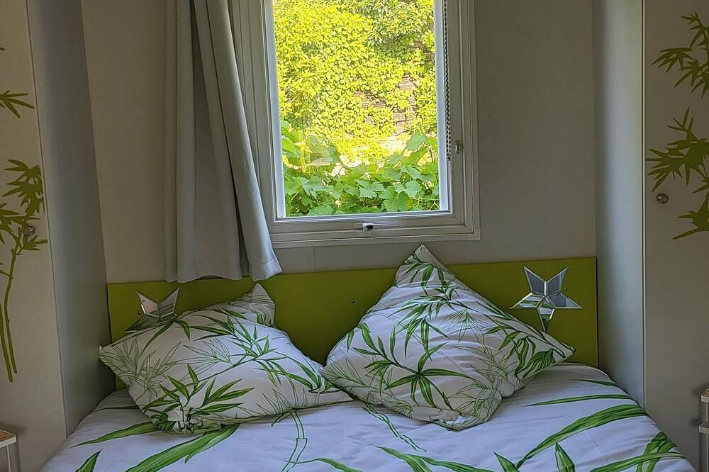 Bungalow in a residential leisure park 15 minutes from the beach in La Crau, Toulon region