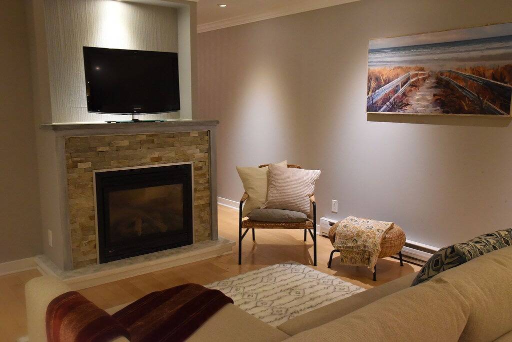 Les Chambres Roses - Grey Room (Private Suite with Fireplace & Lake View) in West Kelowna, Crystal Mountain
