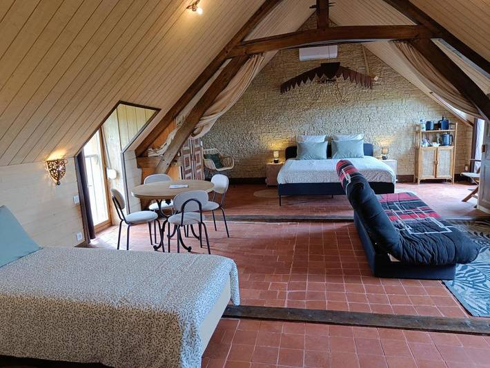 Location de vacances pour 2 personnes, avec Terrasse et Jardin ainsi que Piscine et Vue à Poulaines