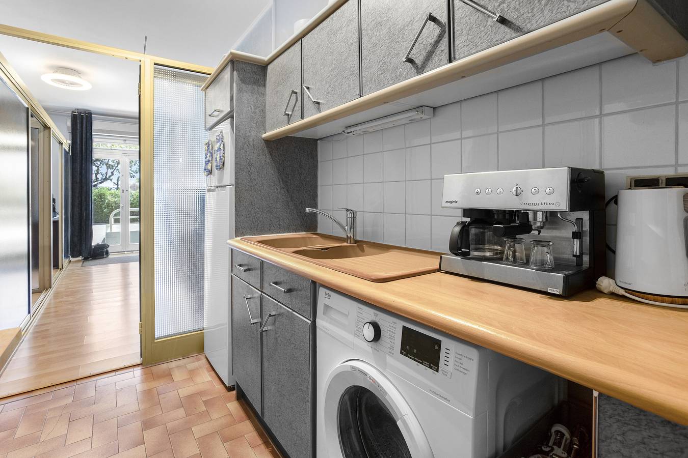 Appartement entier, Appartement à 200 mètres de la mer avec piscine commune, Wi-Fi et climatisation in Saint-Aygulf, Fréjus