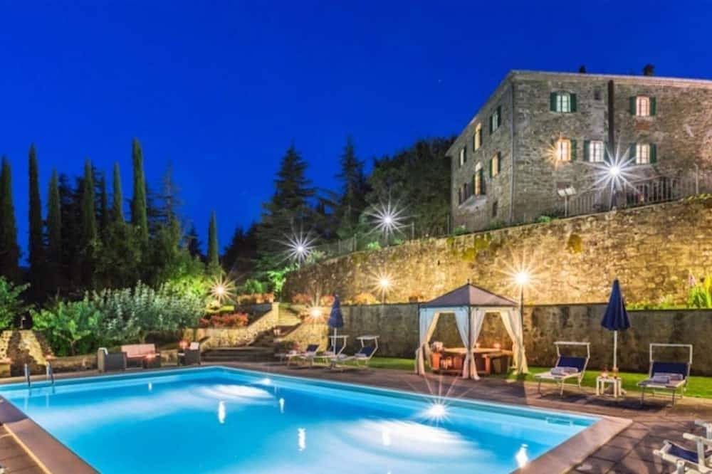 Splendid Villa for 12. Pool, outdoor Jacuzzi 25-hectare Park, Hunting, Fishing in Monterchi, Valtiberina
